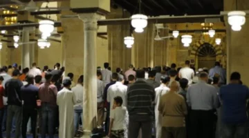 كيف يستعد المسلمون لصلاة التهجد في العشر الأواخر لنيل فضل ليلة القدر؟